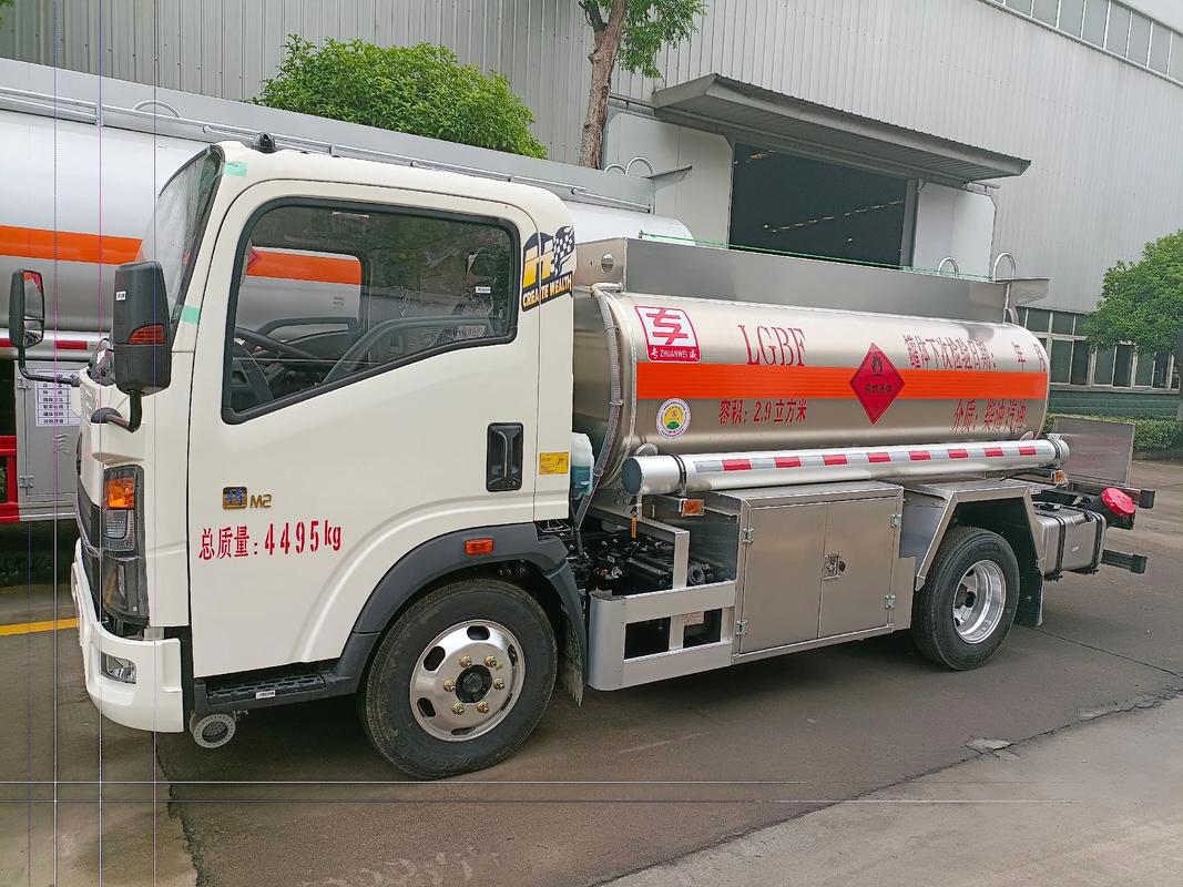 藍(lán)牌5噸油罐加油車 靈活高效的柴油配送解決方案